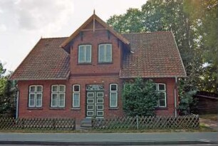 Allee 1: traufständiges Wohnhaus aus Backstein: Straßenfront mit Sprossenfenstern, Eingangstür, darüber Zwerchhaus mit Giebelzier: daneben Weg: vorne Jägerzaun: 8. August 1994