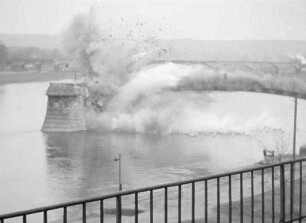 Carola-Brücke Dresden, Sprengung des alten Brückenträgers am 7. März 1952 [Archivtitel]