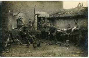 Soldaten vor ihrer Unterkunft