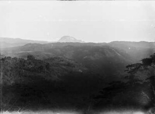 Kilimandscharo-Gebirge : Blick aus 1600 Meter Höhe über die Landschaft am Kilimandscharo-Massiv auf den wolkenverhangenen Mawenzi