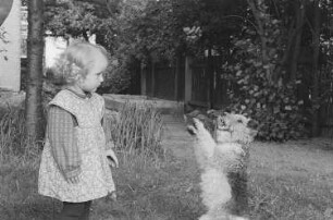 Ein kleines Mädchen und Rössings Hund
