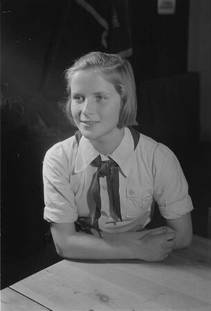 Aufnahme von Schülerinnen und Schülern einer Schule in Berlin-Köpenick in die Pionierorganisation / Verleihung der Thälmann-Pionier Halstücher