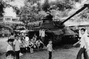 Ho-Chi-Minh-Stadt. Besucher im Museum der Kriegsverbrechen (Kriegsopfermuseum)