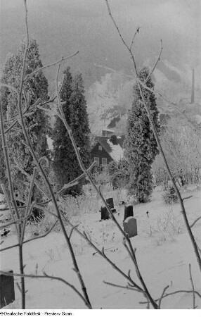 Winterlandschaft mit Friedhof und Wohnhäusern