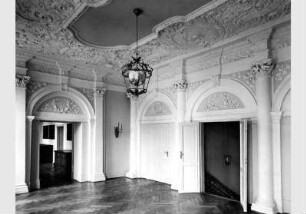 Vestibül im ersten Obergeschoss des Kunstgewerbemuseums im Schloss Köpenick mit Blick in Raum 21