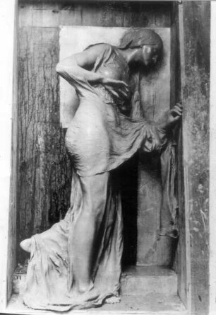 Grabmal Moeller-Jarke : Grabmal Moeller-Jarke. Granit, Bronze (1900/1902; E. Barlach). Hamburg-Ohlsdorf, Friedhof. Trauernde (Hauptfigur)