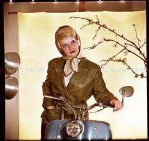 Frühlingsmode: Frau mit Moped