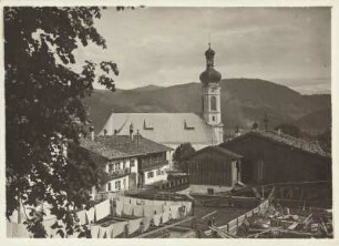 Wintersport- und Höhenluftkurort Reit im Winkel. Blick auf den Ort mit der Pfarrkirche St. Pankratius