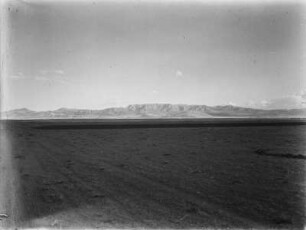 Landschaft : Ebene Landschaft am Fuße einer Bergkette.