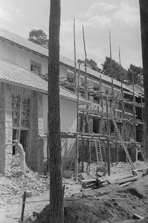 Baustelle der Pionierrepublik "Wilhelm Pieck" am Werbellinsee : Arbeiter auf der Baustelle des Lagerhauptgebäudes