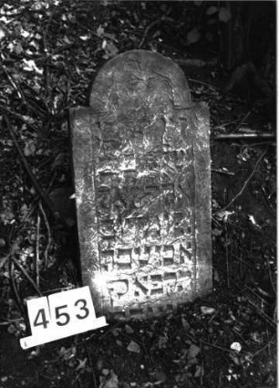Grabstein 453 (Index: 99897122) Maße HxBxT: 74x37x11 cm Besonderheit: Geschwister: Grabsteinnr. 454 und 455: Grabstein 453