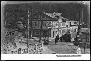 Straßenansicht von Lichtenhain mit dem Gasthof Lichtenhainer Wasserfall