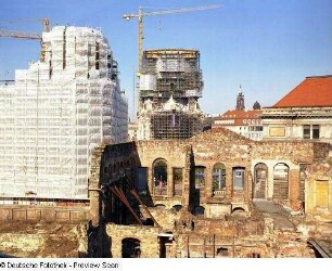 Polizeipräsidium : Ruine des Kurländer Palais. Blick vom Gebäude der Deutschen Bundesbank, St. Petersburger Straße 2, gegen eingerüstetes Polizeipräsidium und eingerüstete Frauenkirche