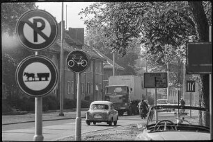 Schilderwald in einer Ostberliner Straße, 1968. SW-Foto © Kurt Schwarz.