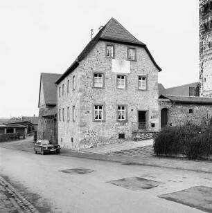 Ehem. Armen- und Fremdenhaus; Niddatal, Im Kloster 8, Im Kloster 1