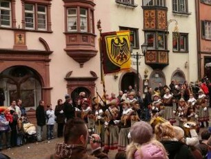 Rottweiler Narrensprung : Der größte und traditionsreichste Narrenumzug Baden - Württembergs wird in Rottweil dreimal im Jahr veranstaltet, am Fasnetsmontag und am Fasnetsdienstag. Tausende Narren ziehen durch die Stadt, auch Kleinkinder werden schon mit Masken verkleidet. Bild: Narren vor einer steinernen Madnonna. Aufgenommen am Fasnetsdienstag 2008. Foto Uwe Gerig.