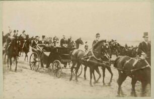 Mutter Königin Viktoria von England besucht ihre Tochter Viktoria, deutsche Kaiserin, in Berlin, beide in offener Kutsche, begleitet von Kaiser Friedrich III. und Gefolge (ca. dreizehn Personen) zu Pferd
