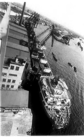 Hamburg. Freihafen. Das schwedische Frachtschiff "Cassiopeia" wird entladen. Es hat Steinkohle nach Hamburg gebracht