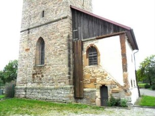 Eicha-Evangelische Kirche - Kirchturmbasis von Osten (Frühgotische Gründung) sowie Sakristei (gotische Gründung-im Untergeschoß einst Beinhaus)