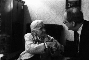 100. Geburtstag von Frau Meyer [mit Bürgermeister Kiefer]