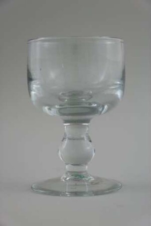 Glaspokal mit dickwandiger Kuppa