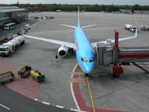 Berlin - Flughafen Tegel : Parkende Flugzeuge auf dem Vorfeld, aufgenommen 2004 am Flughafen Tegel in Berlin