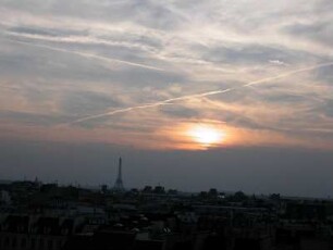 Abendhimmel, Blick vom Dach des Centre Pompidou zum Eiffelturm