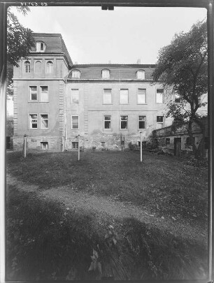 Ogrosen (Vetschau-Ogrosen), Ogrosener Dorfstraße 33/35. Gutsanalge (Baubeginn um 1704, Erweiterung 1901-1915). Herrenhaus. Eingangsseite (Teilansicht)