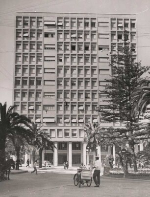 Sassari. Sardinien. Italien. Blick auf das erste Hochhaus mit Privatwohnungen an der Piazza Castello