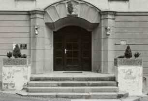 Ohorn, Rathaus : Ohorn. Rathaus (bezeichnet 1925), Schulstraße 2. Portal