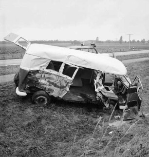 B 404: bei Tremsbüttel: Verkehrsunfall: Zusammenstoß von Kleinbus und Sattelschlepper: Unfall-Volkswagen-Kleinbus mit aufgerissener Seite und geöffneten Türen in Straßengraben, an Boden Gegenstände: dahinter Polizeiwagen: hinten Fahrradweg, Straße: im Hintergrund Zaun, Felder, Strommasten, Haus