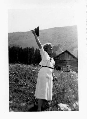 Hildegard Ostkamp-Blumer (1909-2001; Sopranistin), Ehefrau des Komponisten Theodor Blumer (1881-1964), in Wanderbekleidung auf einem Wanderweg nach Walserschanz im Kleinwalsertal. Fotografie, Juli 1938