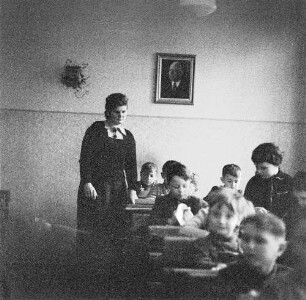 Herzogswalde. Allgemeinbildende polytechnische Oberschule. Schulklasse mit Lehrerin Frau Gotsche