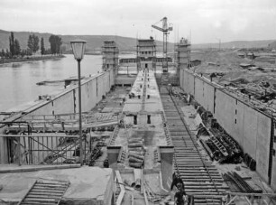 Bau der Staustufe Untertürkheim/Neckar