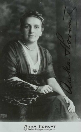 Porträt Anka Horvat (1884-1947; Sängerin). Fotografie (Weltpostkarte mit Autogramm) von Bruno Wiehr, 1915