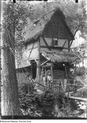 Strohgedecktes Bauernhaus am Gebirgsbach, wohl in der Nähe des Sperlingsteins (Vrabinec)