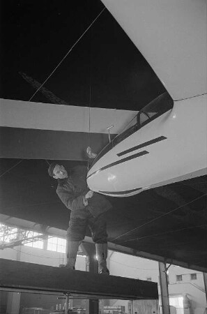 Aufbauarbeiten zur Leipziger Frühjahrsmesse, Arbeiter beim Montieren eines Segelflugzeuges