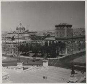 Rom, Piazza Venezia, Blick vom Monumento Nazionale a Vittorio Emanuele II auf den Palazzo Venezia