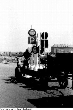 Dresden. 750-Jahr-Feier Dresden, u.a. festliche geschmückte Häuser, Fahnenschmuck auf dem Theaterplatz, Auslage des Café Toscana am Schillerplatz, Platz der Einheit (Albertplatz), Hotelportiers, Andenken, Fahrradtouristen, Richtfest, Modenschau, fahrbahres Postamt, Konzert auf dem Altmarkt, Verkehrsschilder, Juni 1956