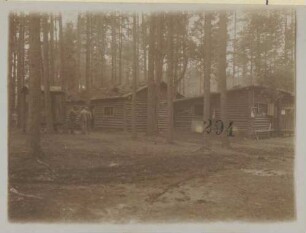 Foto von Mannschaftshäusern mit Soldaten