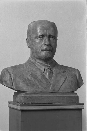 Büste von Walter Ulbricht (alte Fassung) : Büste von Walter Ulbricht (alte Fassung). Gips, getönt oder Bronze (vor 1964; W. Arnold)
