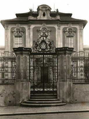Prag (Praha). Sommerpalais Michna (1712/1720; K. I. Dientzenhofer). Straßenseite mit Gitter (Kopie)