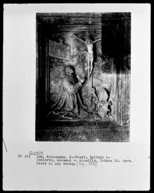 Epitaph eines Domherrn, kniend vor dem Kruzifix