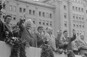 Die Politikertribüne bei einer Parade anlässlich des II. Deutschen Turn- und Sportfestes. Dritter von links Hermann Matern, Mitte Lotte Ulbricht, rechts neben ihr Walter Ulbricht