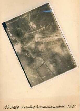 Foto des Geländes um und nördlich des Friedhofs Bezonvaux (Luftbild)