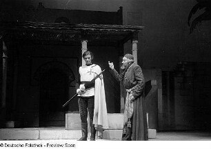 Szenenbilder aus dem Stück "Nathan der Weise" von Gotthold Ephraim Lessing im Deutschen Theater Berlin : Szene mit Paul Wegener als Nathan (rechts) und Max Eckard als junger Tempelherr (links)