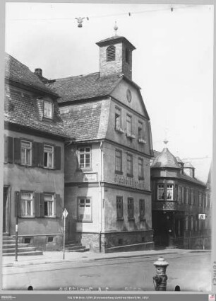 Rathaus (angeschnitten), Stadtbibliothek und Engel Apotheke am Schulberg in Bad Homburg