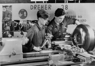 Ausstellung "Jugend, dein Beruf" 1950 in Hamburg. Lehrlinge an einer Drehbank zeigen ihr Können.