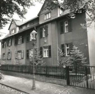 Dresden-Trachau. Wohnanlage mit Zweckbau. Um 1930. Doppelwohnhaus, Stephanstraße 26/24. Straßenansicht mit Einfriedung