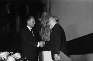 Freiburg: Augustinermuseum, Reinhold-Schneider-Preis, Überreichung des Preises durch Oberbürgermeister Dr. Keidel an Rudolf Riester